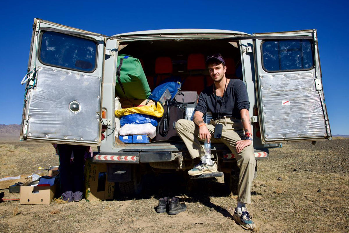 Laurin Strele bei fotografischer Arbeit in der Mongolei